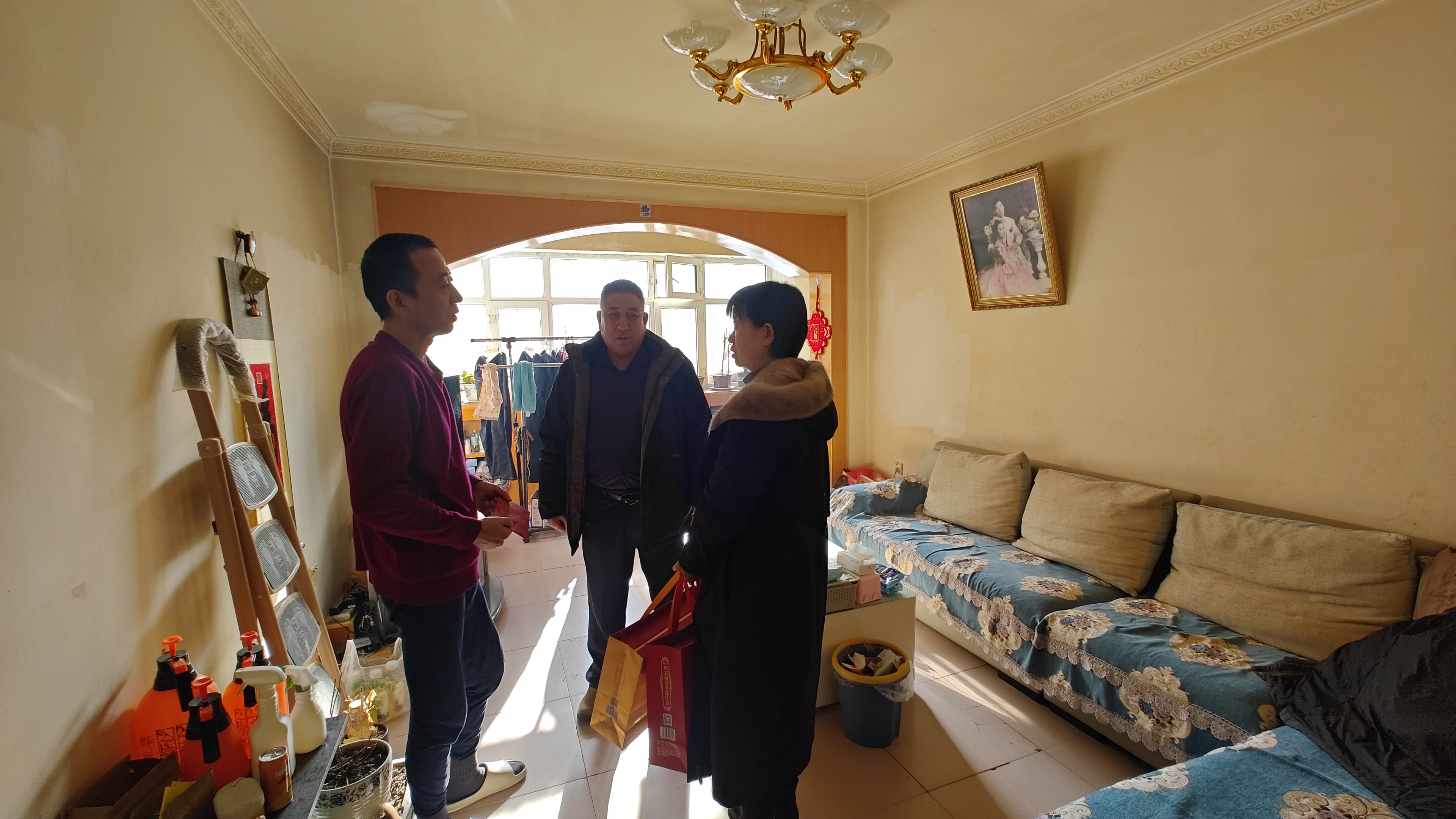 寒冬送關懷 華春集團慰問患病員工